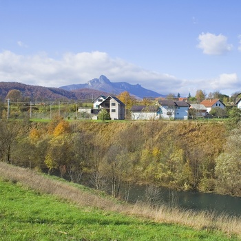 Udkanten af byen Ogulin og bjerget Kelk i baggrunden, Kroatien