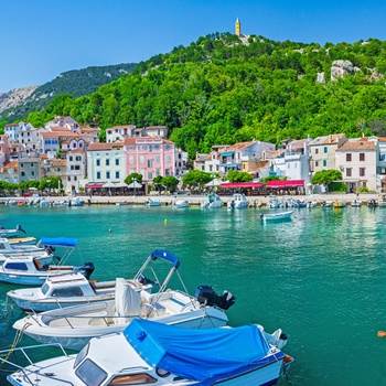 Byen Baska Krk på øen Krk, Kvarnerbugten i Kroatien