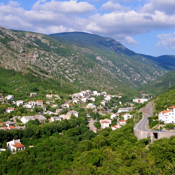 Vej fra Senj mod Senjska Draga dalen, Kvarnerbugten i Kroatien