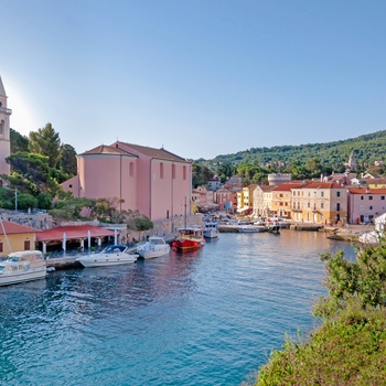 Byen Veli Losinj på øen Losinj, Kvarnerbugten i Kroatien