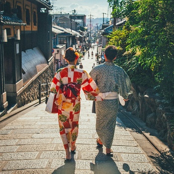 To kvinder i traditionelle kimonoer i Kyotos gamle bydel - Foto: Victoriano Izquierdo på Unsplash