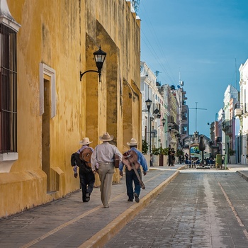 Hverdagsliv i den farverige kystby Campeche i Mexico