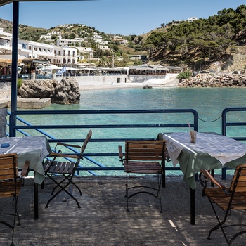 Lille taverna med udsigt til strand i kystbyen Chora Sfakion på Kretas sydkyst