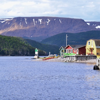 Kystbyen Norris Point og Gros Morne National Park i baggrunden på Newfoundland - Canada