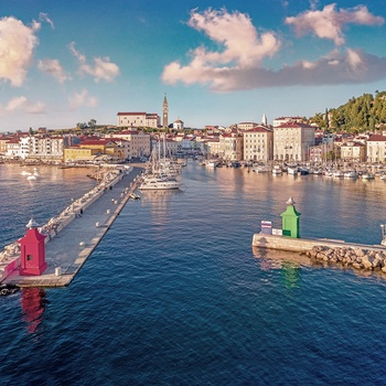 Kystbyen Piran der ligger ud til Adriaterhavet på Sloveniens kyst