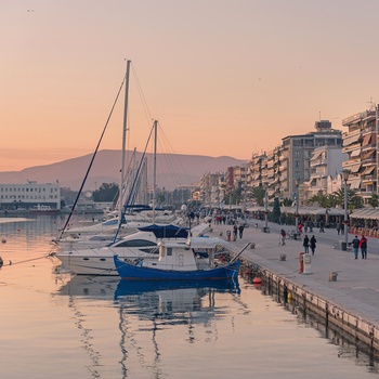 Havnepromenaden i kystbyen Volos i den Pagasetiske Bugt - Grækenland
