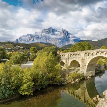 Landsbyen Ponte Leccia og Monte Cinto i baggrunden - Korsika