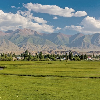 Landsbyen Kochkor med Tian Shan-bjergene i baggrunden - Kirgisistan