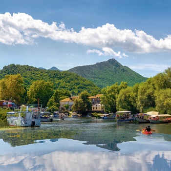 Landsbyen Virpazar ved Skadar-søen i Montenegro