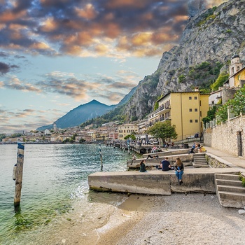 Sommeraften i Limone sul Garda ved Gardasøen i Norditalien