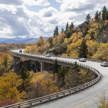 Biler kører om efteråret via Linn Cove Viaduct, Blue Ridge Parkway i North Carolina, USA