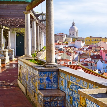 Udsigt ud over bydelen Alfama i Lissabon