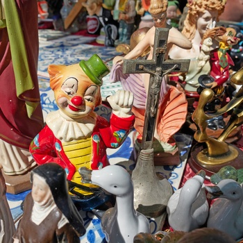 Dukker, figurer og andet porcelæn på lokalt marked i Portugal
