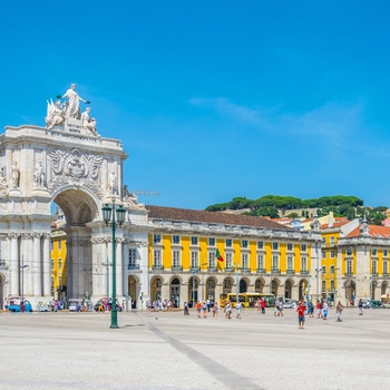 Praca do Comercio og triumfbuen der leder ind til Rua Augusta i Lissabon