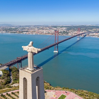 D. 25 april broen over Tajo floden med statuen Cristo Rei, Lissabon