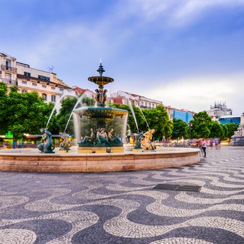 Aftensstemning på Rossio Pladsen i Lissabon