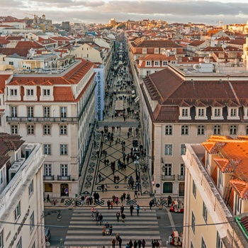 Shoppinggaden Rua Augusta set fra en drone, Lissabon