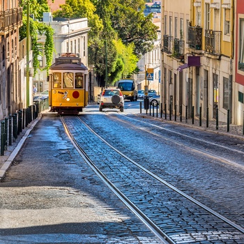 Sporvogn og biler på vej i Lissabons gamle bydel - Portugal