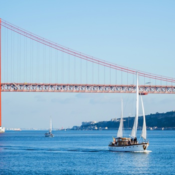 Sejlskib på Tejo-floden og 25. april broen i baggrunden, Lissabon
