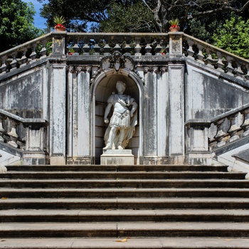 Parktrappe i Lissabon med romersk statue