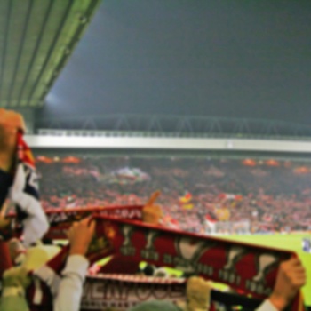 Sløret billede af fodboldkamp på Anfielt Stadium, Liverpool i England