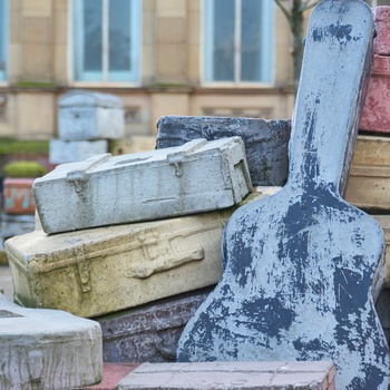 Kuffert skulptur med berømtheder fra Liverpool