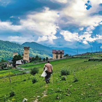 Lokal på vej mod Mestia i Georgien - Foto Etienne Dayer, Unsplash