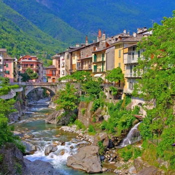 Lille bro over flod ved Chiavenna, Lombardiet