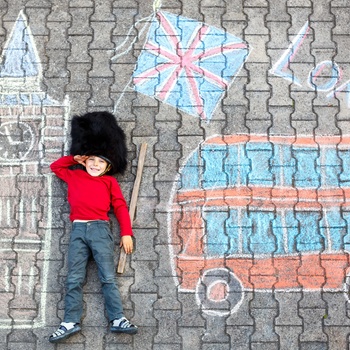 Barn midt i tegning af Londons mest kendte varetegn