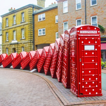 Skulptur med klassiske røde telefonbokse i Soho, London i England