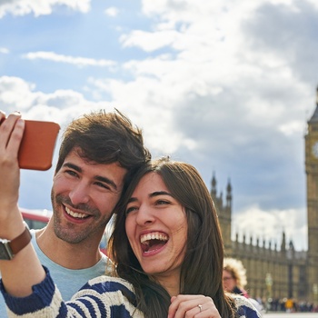 Ungt par der tager en selfie foran Big Ben i London, England