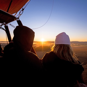 Morgentur for solopgang i luftballon