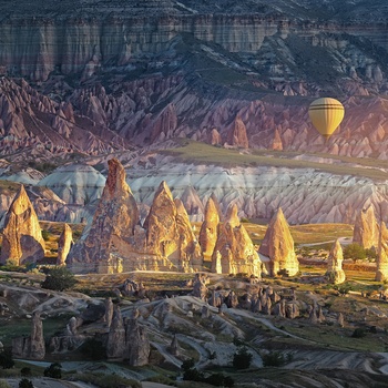Luftballon over Göreme Historiske Nationalpark i Kappadokien - Tyrkiet