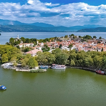 Luftfoto af Pamvotida-søen og Ioannina - Grækenland