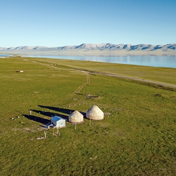 Luftfoto af jurt-camp ved Song Kul-søen - Kirgisistan