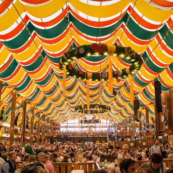 Kæmpe telt ved Oktoberfesten i München, Sydtyskland