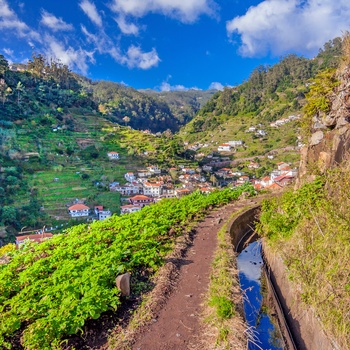 Levada langs bjerg og mod byen Marocos på Madeira