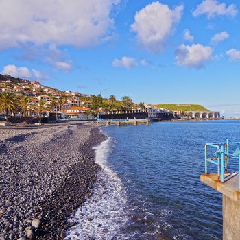 Sort stenstrand i Santa Cruz på Madeira