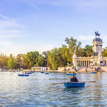 Monument til Kong Alfonso XII i El Retiro park i Madrid, Spanien