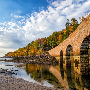 Bro ved kyststrækning i Acadia National Park på Mount Desert Island, Maine i USA