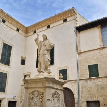 Statue foran Diocesa Museum i Palma de MAllorca