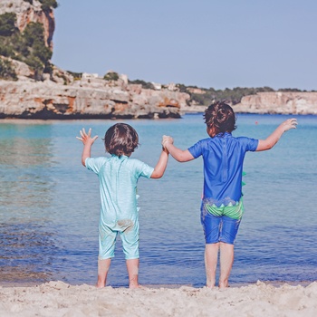 2 børn ved strand på Mallorca