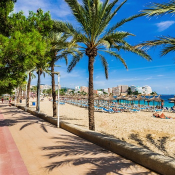 Strandpromenaden i badebyen Magaluf på Mallorca, Spanien