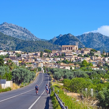 Cykelister på vej mod Selva - by midt på Mallorca
