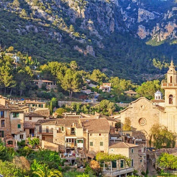 Bjergbyen Valledemossa i Serra de Tramuntana på Mallorca
