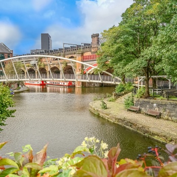 Kanal i Manchester på en sommerdag, England