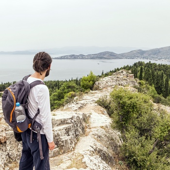 Mand på vandretur på Pelion-halvøen - Grækenland