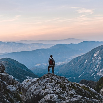 Hiker nyder udsigten fra Mangart Peak i de julianske Alper - Slovenien