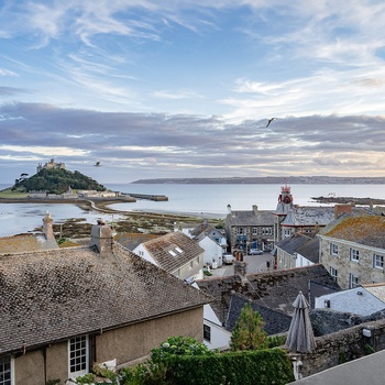 Kystbyen Marazion og St Michael Mount, Cornwall i England - Foto: Benjamin Elliott Unsplash