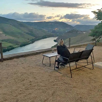 Maria nyder udsigten over Douro dalen - Rejsespecialist i Vejle